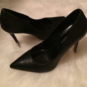 Black pointy toe pumps!