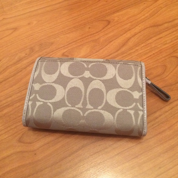 COACH wallet - Picture 2 of 4