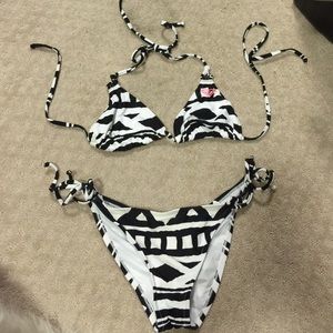 ROXY swim b/w bikini "full" scrunch butt