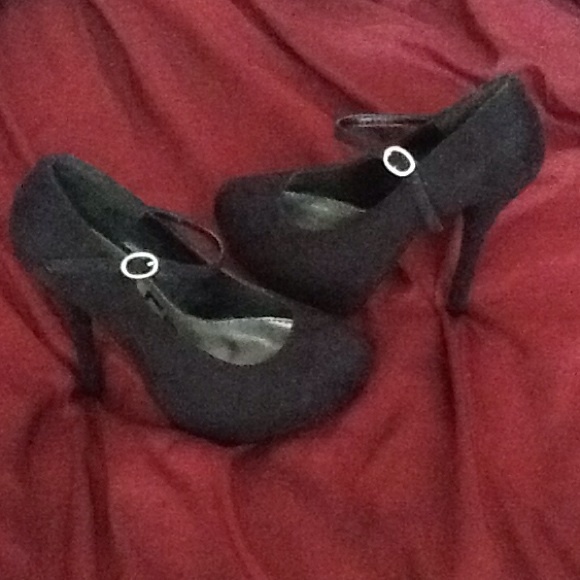 BLACK SUEDE HEELS 👠