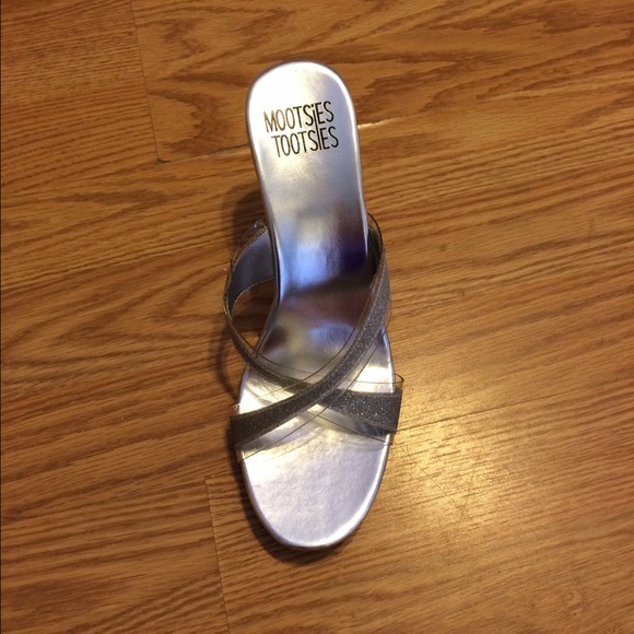 Silver Heels - Picture 2 of 2