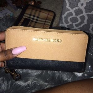 michael kors wristlet wallet