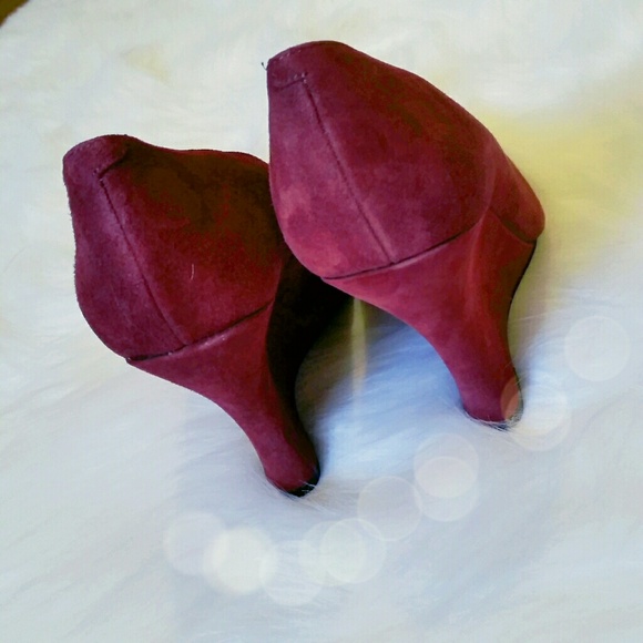 SOLD Nine West Totheflo Wine Suede Wedge Pump - Picture 2 of 4