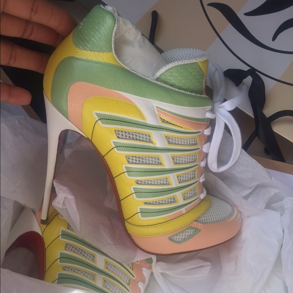 Size 39 Shoe FITS LIKE A SIZE 38 Comes W| Receipt