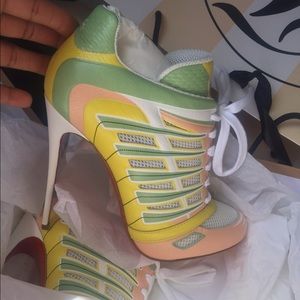 Size 39 Shoe FITS LIKE A SIZE 38 Comes W| Receipt