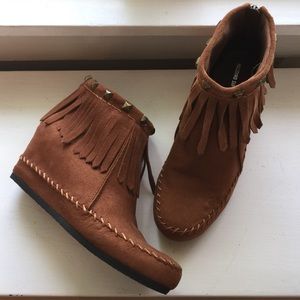 Brown studded suede fringe booties!!