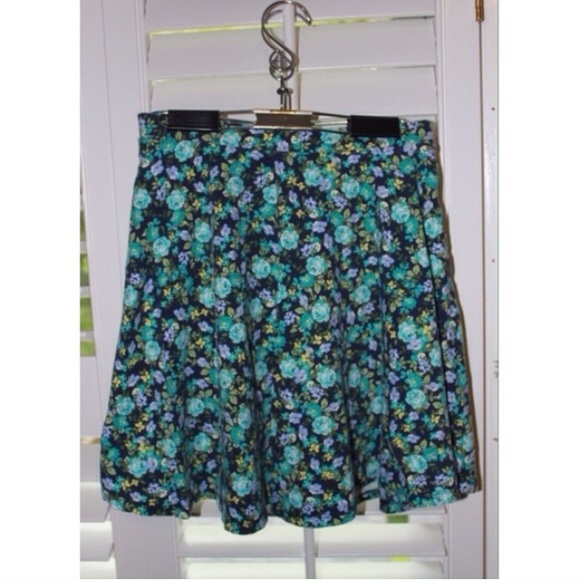 2 F21 floral skirts - Picture 2 of 4