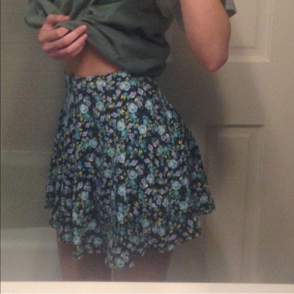 2 F21 floral skirts - Picture 3 of 4