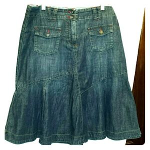 Denim skirt.