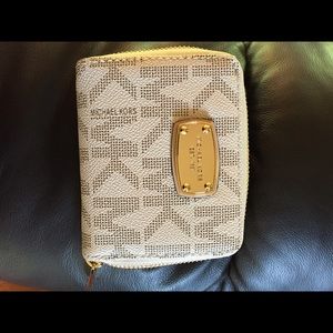 Pending sale ❤️❤️❤️NWT Michael Kors wallet.❤️❤️❤️
