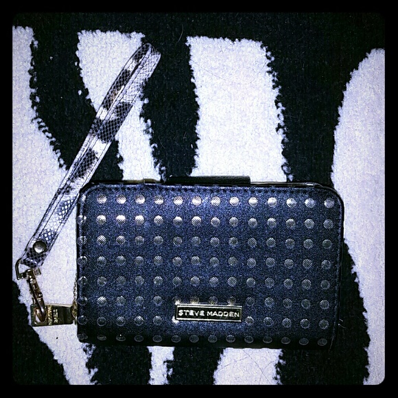 STEVE MADDEN WRISTLET