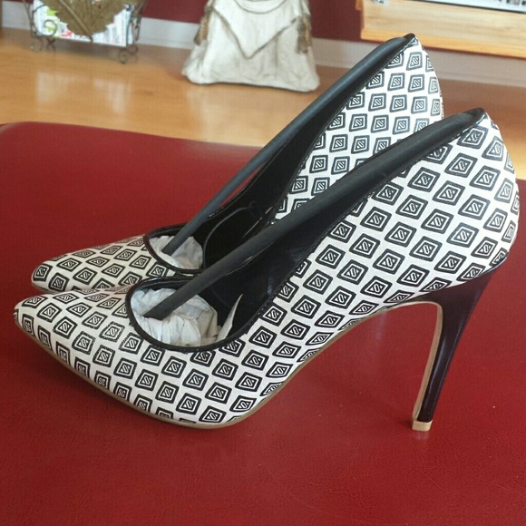 Brand new pumps! My feet are two wide :-( - Picture 2 of 2