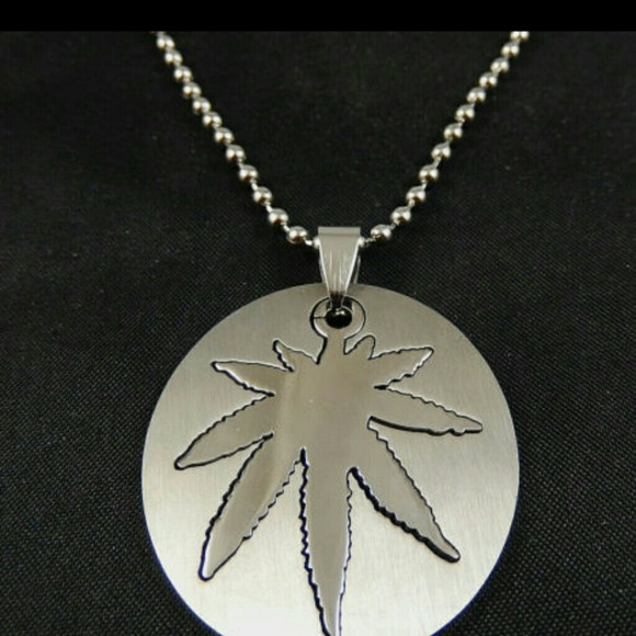 Silver necklace with leaf pendant