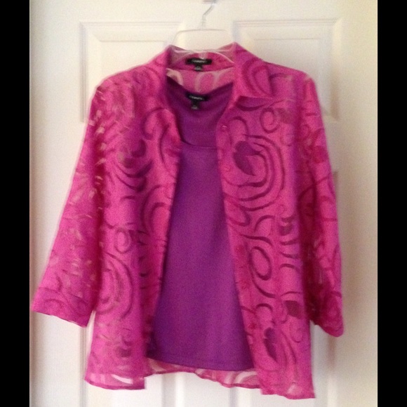 A two-piece blouse fits for hot summers.