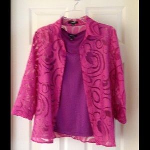 A two-piece blouse fits for hot summers.