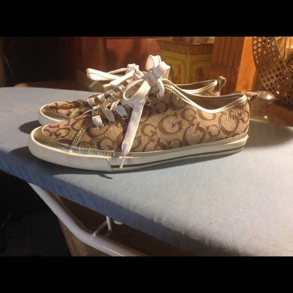 Authentic Guess Shoes 💜trading! - Picture 2 of 3