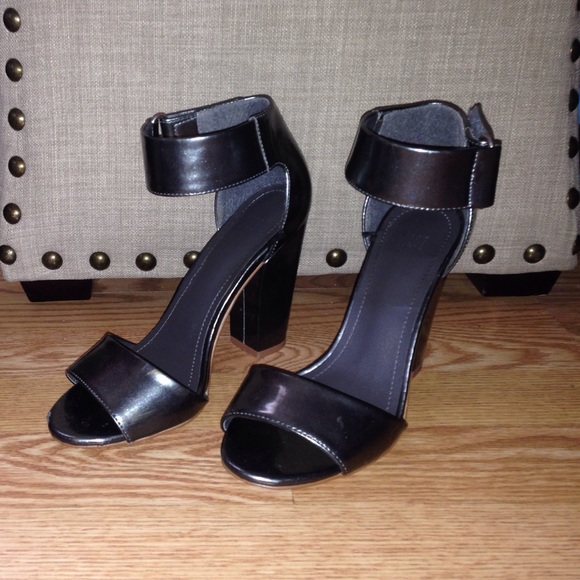 H&M Shoes - H&m preloved chunky heals 👡