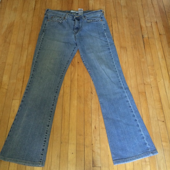 Size 8m Levi bootcut 515 jeans