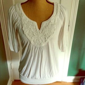 White embroidered tunic peasant top. Detailed neck