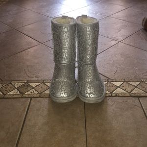 super comfy and soft, silver boots size 7!!
