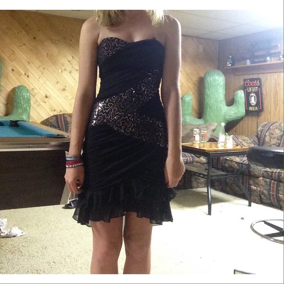Homecoming / formal dress - Picture 4 of 4