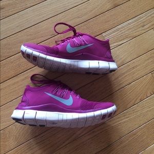 NIKE FREE RUNS