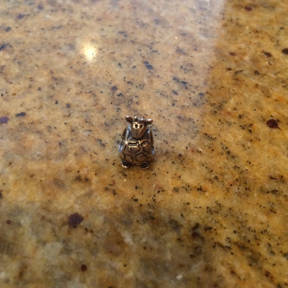 giraffe pandora charm