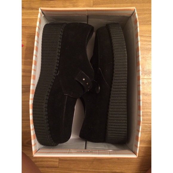 Black velvet creepers w/ strap 💀