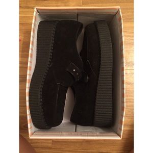 Black velvet creepers w/ strap 💀