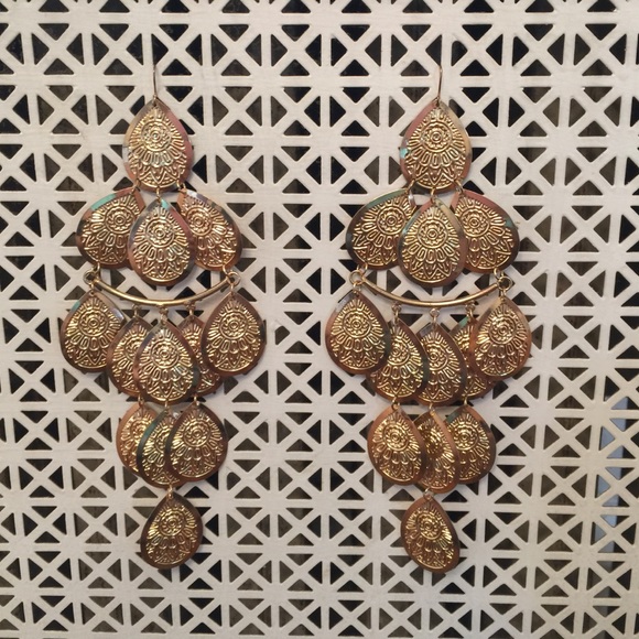 Large gold chandelier earrings 😍😍😍