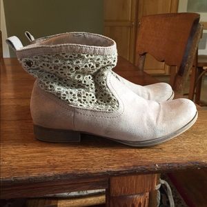Tan Roxy booties with lace detail