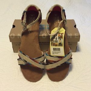 💥 Sale 💥 Brand New TOMS Sandals 😊