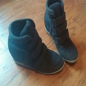 Black wedge sneakers