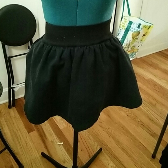 High Waisted Black Skirt with pockets - Picture 1 of 3
