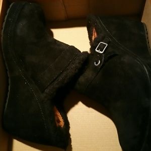 Cute winter wedge slides. VERY comfortable!!