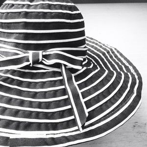Black and white sunhat: ON SALE! 🎉