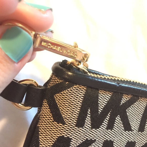 Michael Kors wristlet - Picture 2 of 4