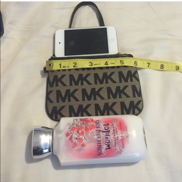 Michael Kors wristlet - Picture 4 of 4