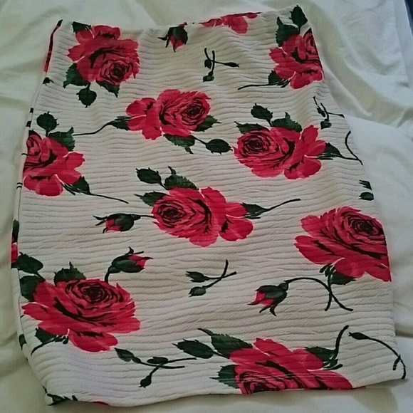 Knee-length pencil skirt