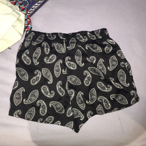 Pattern shorts size small - Picture 2 of 2