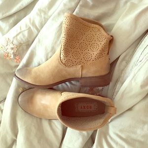 NEVER WORN Roxy Boots size 8 1/2