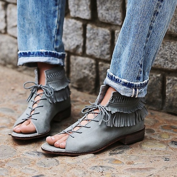 I need these two sandals in my life 😭