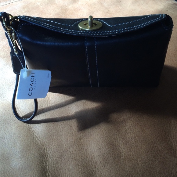 💯AUTHENTIC NWT COACH BLACK LEATHER WRISTLET - Picture 2 of 3