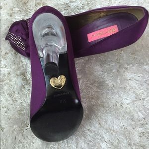 Betsy Johnson Satin ( Plum) heels 7