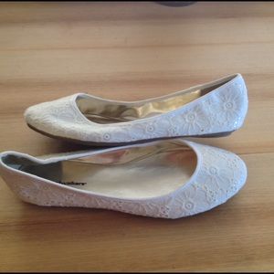 Eyelet Lace size 11 White & Gold Flats