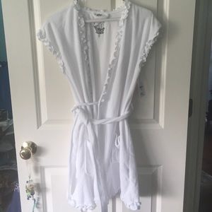 Short Sleeve White Betsy Johnson Robe (NEW W/TAGS)