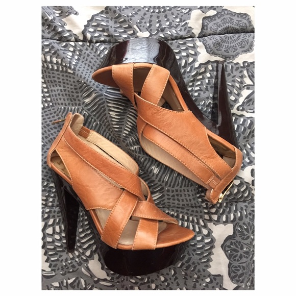 Michael Kors Shoes - Michael Kors platform pumps