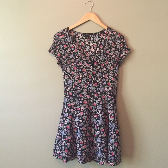 Forever 21 Dresses & Skirts - Forever 21 flower print button up dress