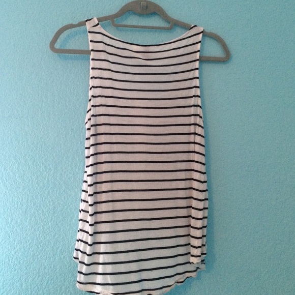 Button-up tank top (not tight) - Picture 2 of 3