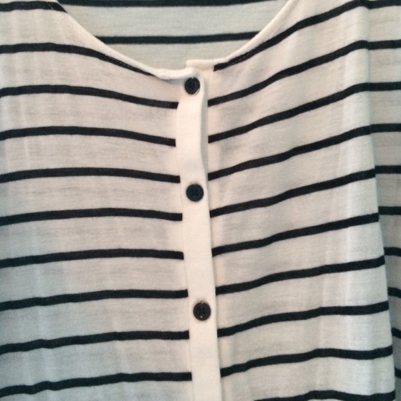 Button-up tank top (not tight) - Picture 3 of 3